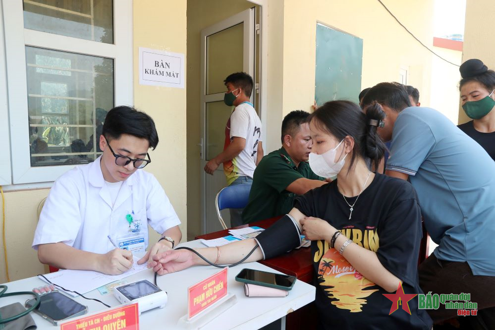 Viện Y học Hải quân khám bệnh, cấp thuốc miễn phí cho đồng bào dân tộc xã Nậm Kè